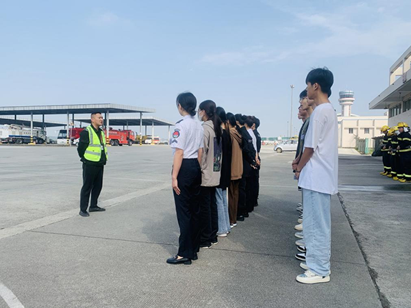 綿陽機場安檢站對閬中機場、民航校  實習生開展軍訓.png