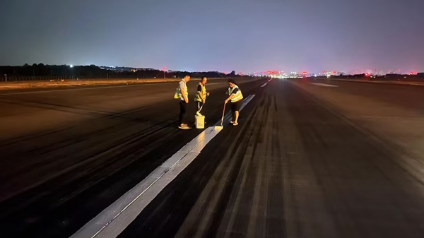 深夜，航班結(jié)束后，工作人員對(duì)跑道中心線進(jìn)行復(fù)新_副本.jpg